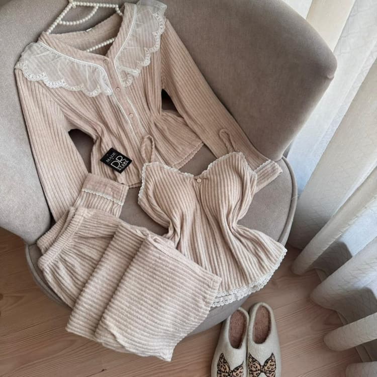 بيجاما 3 قطع بيجي دانتيل ابيض