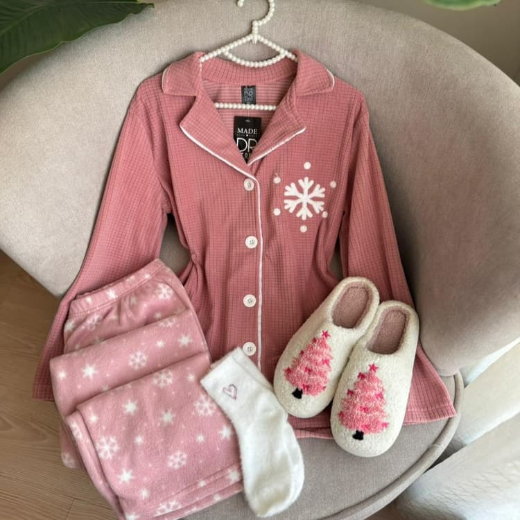 بيجاما وردي ثلج