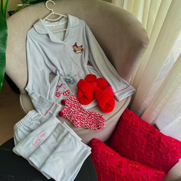 بيجامة سمائي مع كلب