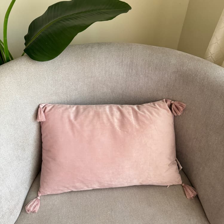 كوشة وردي مخمل مستطيلة