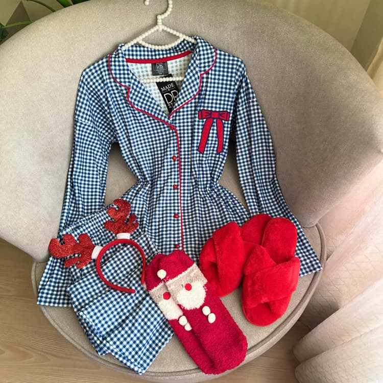 بيجامة مربعات وفيونكة حمرة